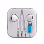 Vista completa de los audífonos conector lightning color blanco desenrollados.