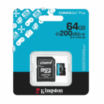 Tarjeta de memoria micro sd kingston de 64gb clase v30 junto a su adaptador sd negro