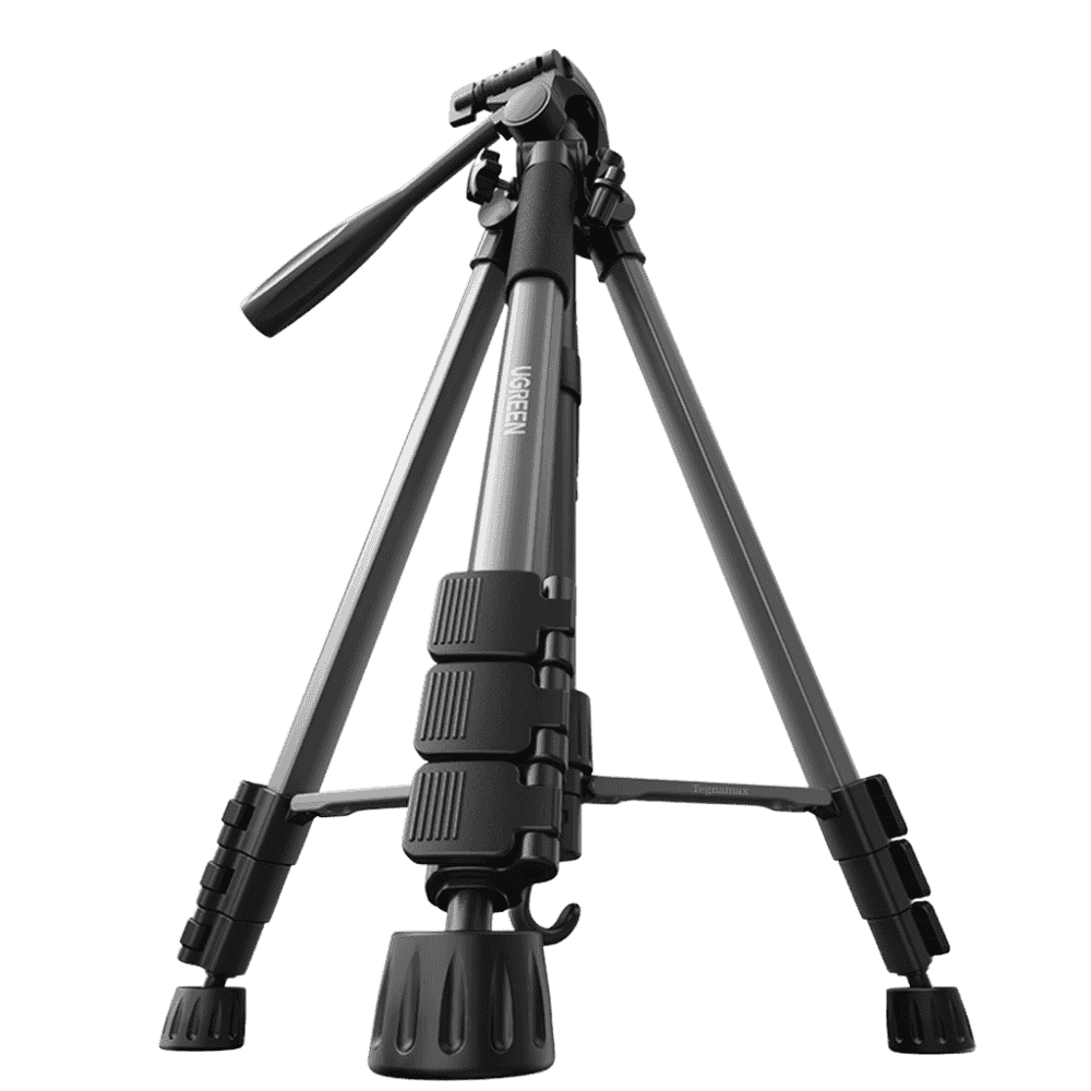 Tripode profesional ugreen lp661 de aluminio sosteniendo una camara dslr moderna